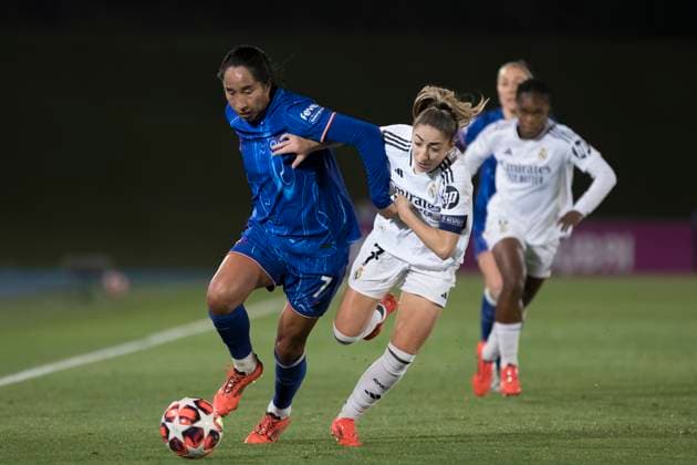 UEFA Women s Champions League - Real Madrid vs Chelsea MADRID, SPAIN -December 17: Mayra Ramirez of Chelsea and Olga Carmona of Real Madrid women fight for the ball during the UEFA Women s Champions League match between Real Madrid and Chelsea at Alfredo Di Stefano stadium in Madrid. (Photo by Guillermo Martinez) Madrid Alfredo Di Stefano Stadium Spain Copyright: xGuillermoxMartinezx