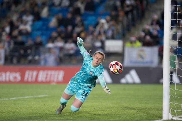 UEFA Women s Champions League - Real Madrid vs Chelsea MADRID, SPAIN -December 17: Hannah Hampton of Chelsea in action during the UEFA Women s Champions League match between Real Madrid and Chelsea at Alfredo Di Stefano stadium in Madrid. (Photo by Guillermo Martinez) Madrid Alfredo Di Stefano Stadium Spain Copyright: xGuillermoxMartinezx