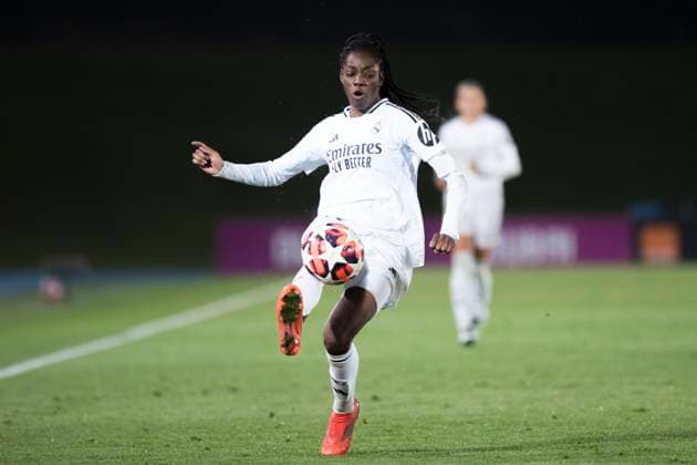 UEFA Women s Champions League - Real Madrid vs Chelsea MADRID, SPAIN -December 17: Naomie Feller of Real Madrid women controls the ball Caroline Weir of Real Madrid women and Sandie Toletti of Real Madrid women celebrates a goal during the UEFA Women s Champions League match between Real Madrid and Chelsea at Alfredo Di Stefano stadium in Madrid. (Photo by Guillermo Martinez) Madrid Alfredo Di Stefano Stadium Spain Copyright: xGuillermoxMartinezx