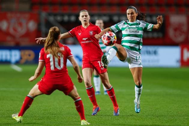 ENSCHEDE, Stadium De Grolsch Veste, 17-12-2024 , season 2024 2025 , UEFA Champions League Women. during the match Twente - Celtic (women), final result 3-0, FC Twente player Kayleigh van Dooren FC Twente player Sophie te Brake Celtic player Shannon Mcgregor Twente - Celtic (women)  x27074499x Copyright: