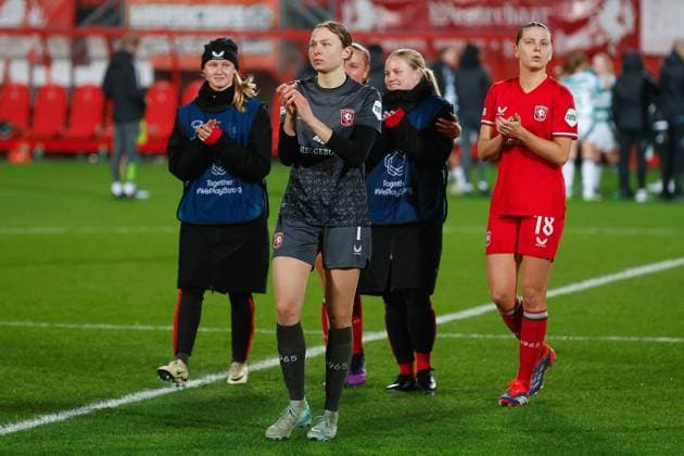ENSCHEDE, Stadium De Grolsch Veste, 17-12-2024 , season 2024 2025 , UEFA Champions League Women. during the match Twente - Celtic (women), final result 3-0, FC Twente goalkeeper Danielle de Jong thanks the fans Twente - Celtic (women)  x27074504x Copyright: