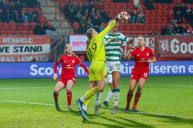 ENSCHEDE, Stadium De Grolsch Veste, 17-12-2024 , season 2024 2025 , UEFA Champions League Women. during the match Twente - Celtic (women), final result 3-0, Celtic goalkeeper Lisa Maher-Rodgers Celtic player Caitlin Hayes FC Twente player Sophie te Brake Twente - Celtic (women)  x27074509x Copyright: