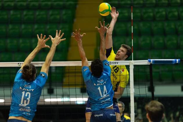 KARYAGIN Denis (Fenerbahce Medicana Istanbul) during round 4 of Champions League Men between Mint VeroVolley Monza and Fenerbahce Istanbul at Opiquad Arena, Monza, Italy on December 17, 2024 during Vero Volley Monza vs Fenerbahce Medicano Istanbul, CEV Champions League volleyball match in Monza, Italy, December 17 2024  Copyright: xValerioxOrigo IPAxSportx xipa-agency.netx xx IPA_52473564 IPA_Agency_IPA52473564