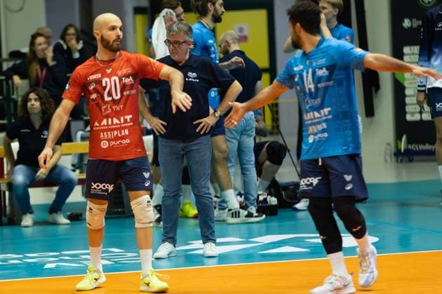 Head Coach Massimo Eccheli (Mint Vero Volley Monza) with Marco Gaggini (Mint Vero Volley Monza) and Fernando Kreling (Mint Vero Volley Monza) during round 4 of Champions League Men between Mint VeroVolley Monza and Fenerbahce Istanbul at Opiquad Arena, Monza, Italy on December 17, 2024 during Vero Volley Monza vs Fenerbahce Medicano Istanbul, CEV Champions League volleyball match in Monza, Italy, December 17 2024  Copyright: xValerioxOrigo IPAxSportx xipa-agency.netx xx IPA_52473570 IPA_Agency_IPA52473570