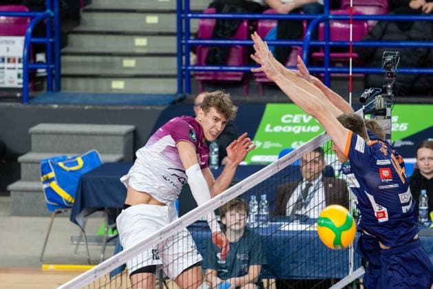 PGE Projekt Warszawa - ACH Volley Ljubljana 17.12.2024 Warsaw, men volleyball , CEV Champions League , game PGE Projekt Warszawa - ACH Woley Ljubljana image shows: Artur Szalpuk (L) Saso Stalekar (R) Copyright: xFotostykxPhotoxAgencyx 20241217FCTKP182