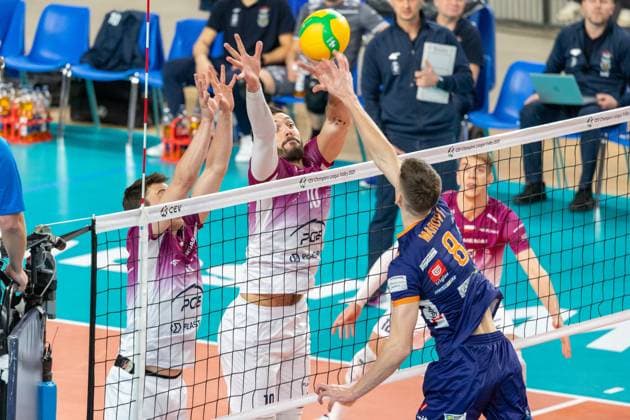 PGE Projekt Warszawa - ACH Volley Ljubljana 17.12.2024 Warsaw, men volleyball , CEV Champions League , game PGE Projekt Warszawa - ACH Woley Ljubljana image shows: Jurij Semeniuk ( Yuri ) (C) Luka Marovt (R) Copyright: xFotostykxPhotoxAgencyx 20241217FCTKP161