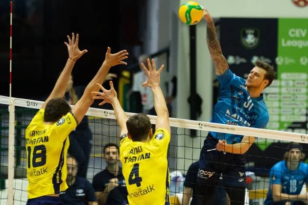 VOLLEY - Champions League Men - Vero Volley Monza vs Fenerbahce Medicano Istanbul Arthur Szwarc(Mint Vero Volley Monza) during round 4 of Champions League Men between Mint VeroVolley Monza and Fenerbahce Istanbul at Opiquad Arena, Monza, Italy on December 17, 2024 during Vero Volley Monza vs Fenerbahce Medicano Istanbul, CEV Champions League volleyball match in Monza, Italy, December 17 2024 Monza Italy  Copyright: xIPAxSport ABACAx