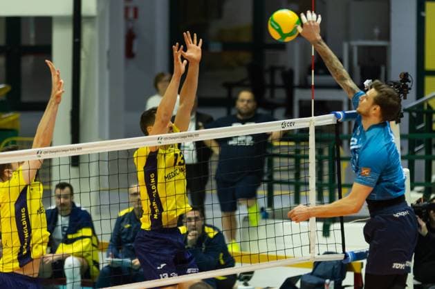 VOLLEY - Champions League Men - Vero Volley Monza vs Fenerbahce Medicano Istanbul Arthur Szwarc (Mint Vero Volley Monza) during round 4 of Champions League Men between Mint VeroVolley Monza and Fenerbahce Istanbul at Opiquad Arena, Monza, Italy on December 17, 2024 during Vero Volley Monza vs Fenerbahce Medicano Istanbul, CEV Champions League volleyball match in Monza, Italy, December 17 2024 Monza Italy  Copyright: xIPAxSport ABACAx
