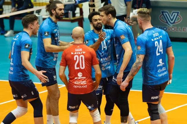 VOLLEY - Champions League Men - Vero Volley Monza vs Fenerbahce Medicano Istanbul Happiness of Players of Mint Vero Volley Monza during round 4 of Champions League Men between Mint VeroVolley Monza and Fenerbahce Istanbul at Opiquad Arena, Monza, Italy on December 17, 2024 during Vero Volley Monza vs Fenerbahce Medicano Istanbul, CEV Champions League volleyball match in Monza, Italy, December 17 2024 Monza Italy  Copyright: xIPAxSport ABACAx