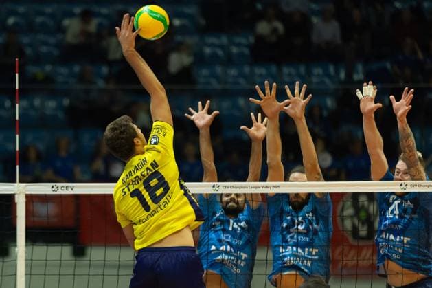 VOLLEY - Champions League Men - Vero Volley Monza vs Fenerbahce Medicano Istanbul KARYAGIN Denis (Fenerbahce Medicana Istanbul) during round 4 of Champions League Men between Mint VeroVolley Monza and Fenerbahce Istanbul at Opiquad Arena, Monza, Italy on December 17, 2024 during Vero Volley Monza vs Fenerbahce Medicano Istanbul, CEV Champions League volleyball match in Monza, Italy, December 17 2024 Monza Italy  Copyright: xIPAxSport ABACAx