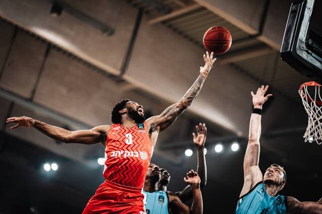 Sport Themen der Woche KW51 Sport Bilder des Tages Basketball Männer Saison 2024 2025 BKT EuroCup Veolia Towers Hamburg vs. Hapoel Bank Yahav Jerusalem 17.12.2024 Khadeen Carrington ( 3, Hapoel Jerusalem) beim Korbleger Hamburg Inselpark Arena Hamburg Deutschland *** Basketball Men Season 2024 2025 BKT EuroCup Veolia Towers Hamburg vs Hapoel Bank Yahav Jerusalem 17 12 2024 Khadeen Carrington 3, Hapoel Jerusalem at the Korbleger Hamburg Inselpark Arena Hamburg Germany
