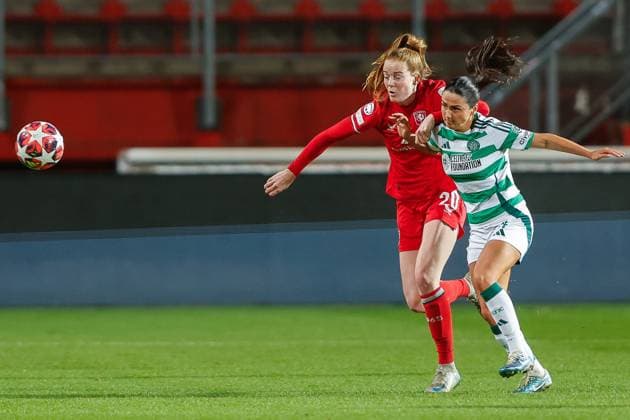ENSCHEDE, Stadium De Grolsch Veste, 17-12-2024 , season 2024 2025 , UEFA Champions League Women. during the match Twente - Celtic (women), final result 3-0, FC Twente player Nikee van Dijk Celtic player Amy Gallacher Twente - Celtic (women)  x27075969x Copyright: