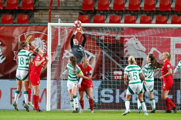 ENSCHEDE, Stadium De Grolsch Veste, 17-12-2024 , season 2024 2025 , UEFA Champions League Women. during the match Twente - Celtic (women), final result 3-0, safe FC Twente goalkeeper Danielle de Jong Twente - Celtic (women)  x27075983x Copyright: