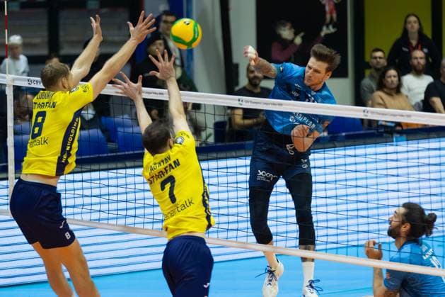 VOLLEY - Champions League Men - Vero Volley Monza vs Fenerbahce Medicano Istanbul Arthur Szwarc(Mint Vero Volley Monza) during round 4 of Champions League Men between Mint VeroVolley Monza and Fenerbahce Istanbul at Opiquad Arena, Monza, Italy on December 17, 2024 during Vero Volley Monza vs Fenerbahce Medicano Istanbul, CEV Champions League volleyball match in Monza, Italy, December 17 2024 Monza Italy  Copyright: xIPAxSport ABACAx