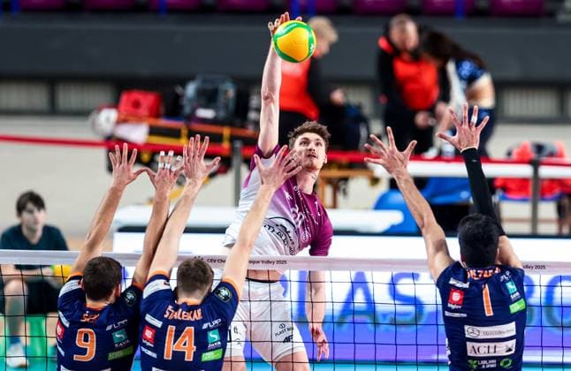 PGE Projekt Warszawa vs ACH Volley Ljubljana - Champions League Klemens Sen , Saso Stalekar , Linus Weber , Amir Mohammad Golzadeh during CEV Volleyball Men Champions League match PGE Projekt Warszawa vs ACH Volley Ljubljana in Warsaw Poland on 17 December 2024. Warsaw Poland  Copyright: xFotoxOlimpikx originalFilename:jastrzebowski-pgeproje241217_npUBi.jpg