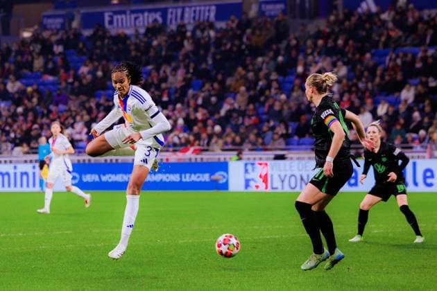 Lyon, France Wendie Renard (3 Olympique Lyonnais) and Alexandra Popp (11 Wolfsburg) in action during the UEFA Women?s Champions League game between Olympique Lyonnais and VfL Wolfsburg at Groupama Stadium in Lyon, France. (Pauline FIGUET SPP) Copyright: xPaulinexFIGUETx xSPPx spp-en-PaFiSp-PF_OLWOB1927