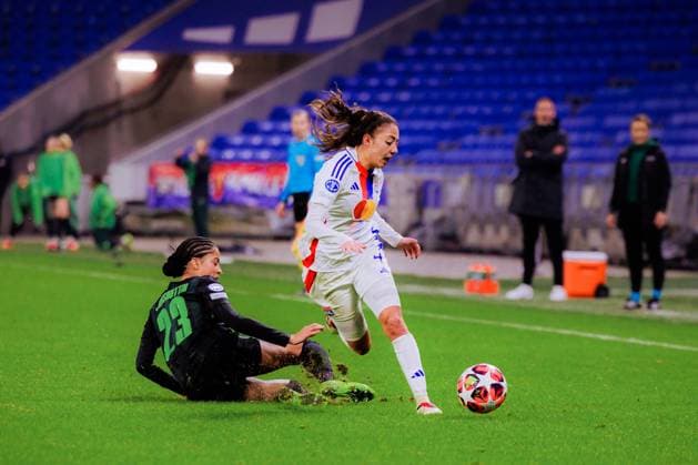 Lyon, France Sveindis Jonsdottir (23 Wolfsburg) and Selma Bacha (4 Olympique Lyonnais) in action during the UEFA Women?s Champions League game between Olympique Lyonnais and VfL Wolfsburg at Groupama Stadium in Lyon, France. (Pauline FIGUET SPP) Copyright: xPaulinexFIGUETx xSPPx spp-en-PaFiSp-PF_OLWOB1952