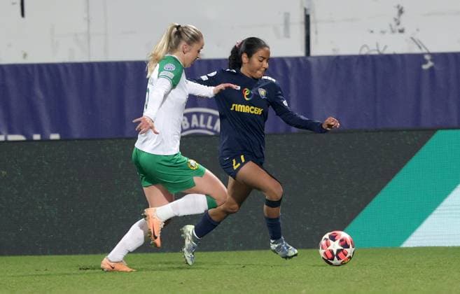 WOMEN SOCCER - UEFA CL, St.Poelten vs Hammarby VIENNA,AUSTRIA,18.DEC.24 - WOMEN SOCCER - UEFA Women s Champions League, group stage, SKN Sankt Poelten vs Hammarby IF. Image shows Anna Josendal (Hammarby) and Ella Touon (St.Poelten).  GEPAxpictures xWalterxLuger