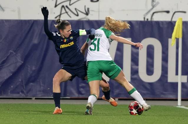 WOMEN SOCCER - UEFA CL, St.Poelten vs Hammarby VIENNA,AUSTRIA,18.DEC.24 - WOMEN SOCCER - UEFA Women s Champions League, group stage, SKN Sankt Poelten vs Hammarby IF. Image shows Maria Mikolajova (St.Poelten) and Smilla Holmberg (Hammarby).  GEPAxpictures xWalterxLuger