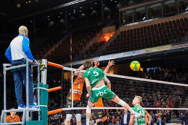 Johannes Tille BR Volleys, 06 can fend off the ball from Cody Kessel VC Greenyard Maaseik, 05 , BRVolleys vs Greenyard Maaseik, Champions League, 2024 12 18 Berlin Berlin Land Copyright: xFootxBowl ThomasxSobotzkix