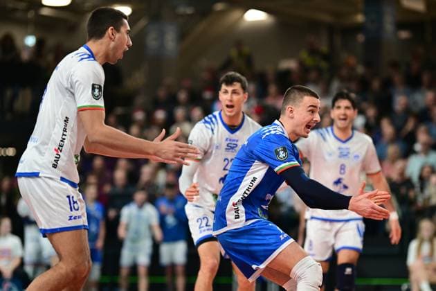 Volleyball I Men I Season 2024 2025 I Champions League Volley I 4th Round Leg 4 CLVM 84 I SVG Lüneburg Levski SOFIA I 18 12 2024 Konstantin CHIPEV 7, Levski SOFIA rejoices with the team Cheers, enthusiasm, euphoria, joy, happiness, cheerfulness at Lüneburg LKH Arena Niedersachsen Germany Copyright: xLobeca AndreasxHannigx