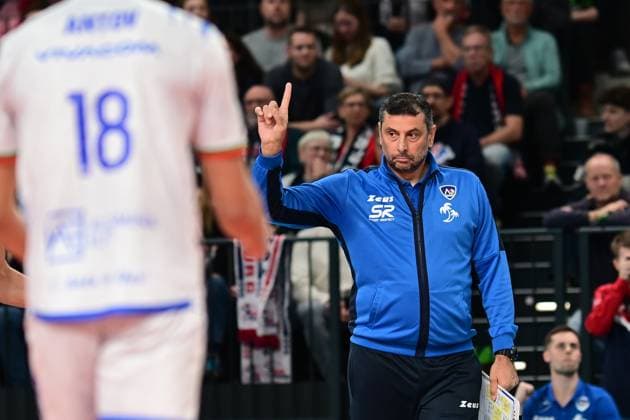 Volleyball I Men I Season 2024 2025 I Champions League Volley I 4th Round Leg 4 CLVM 84 I SVG Lüneburg Levski SOFIA I 18 12 2024 Nikolay JELIAZKOV Levski SOFIA Alternative spelling Nilolay Zhelyazkov raises a warning finger Lüneburg LKH Arena Niedersachsen Germany Copyright: xLobeca AndreasxHannigx