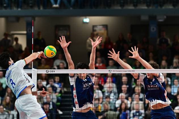 Volleyball I Men I Season 2024 2025 I Champions League Volley I 4th Round Leg 4 CLVM 84 I SVG Lüneburg Levski SOFIA I 18 12 2024 Here Todor SKRIMOV 8, Levski SOFIA cleverly places the ball past the block of l1 and Joscha Kunstmann 7, SVG Lüneburg Lüneburg LKH Arena Niedersachsen Germany Copyright: xLobeca AndreasxHannigx