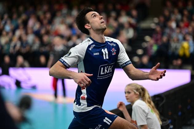 Volleyball I Men I Season 2024 2025 I Champions League Volley I 4th Round Leg 4 CLVM 84 I SVG Lüneburg Levski SOFIA I 18 12 2024 Xander Wolf Wassenaar Ketrzynski 11, SVG Lüneburg leaves the court to bring back a long rebound ball unfortunately in vain Lüneburg LKH Arena Niedersachsen Germany Copyright: xLobeca AndreasxHannigx