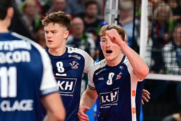 Volleyball I Men I Season 2024 2025 I Champions League Volley I 4th Round Leg 4 CLVM 84 I SVG Lüneburg Levski SOFIA I 18 12 2024 Theo Mohwinkel 8, SVG Lüneburg and Oskar Alve Espeland 9, SVG Lüneburg drive the Lüneburg team forward Lüneburg LKH Arena Niedersachsen Germany Copyright: xLobeca AndreasxHannigx