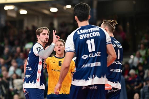 Volleyball I Men I Season 2024 2025 I Champions League Volley I 4th Round Leg 4 CLVM 84 I SVG Lüneburg Levski SOFIA I 18 12 2024 Michael Patrick Wright 3, SVG Lüneburg shows how he found the last blow of Xander Wolf Wassenaar Ketrzynski 11, SVG Lüneburg Lüneburg LKH Arena Niedersachsen Germany Copyright: xLobeca AndreasxHannigx