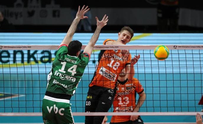 Florian Krage in attack, Miguel Angel duel Game scene Action Sport Volleyball CEV Champions League Men Season 2024 2025 18 12 2024 BR Volleys Berlin BRV vs Greenyard Maaseik