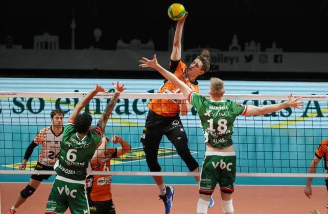 Florian Krage in attack, Alex Saaremaa duel Match scene Action Sport Volleyball CEV Champions League Men Season 2024 2025 18 12 2024 BR Volleys Berlin BRV vs Greenyard Maaseik