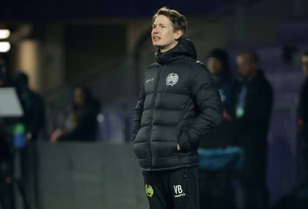 WOMEN SOCCER - UEFA CL, St.Poelten vs Hammarby VIENNA,AUSTRIA,18.DEC.24 - WOMEN SOCCER - UEFA Women s Champions League, group stage, SKN Sankt Poelten vs Hammarby IF. Image shows headcoach Martin Erik Johan Sjoegren (Hammarby).  GEPAxpictures xWalterxLuger