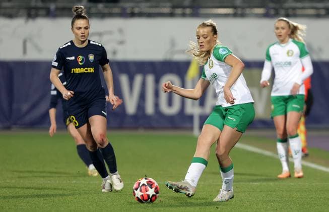 WOMEN SOCCER - UEFA CL, St.Poelten vs Hammarby VIENNA,AUSTRIA,18.DEC.24 - WOMEN SOCCER - UEFA Women s Champions League, group stage, SKN Sankt Poelten vs Hammarby IF. Image shows Melike Pekel (St.Poelten) and Smilla Holmberg (Hammarby).  GEPAxpictures xWalterxLuger