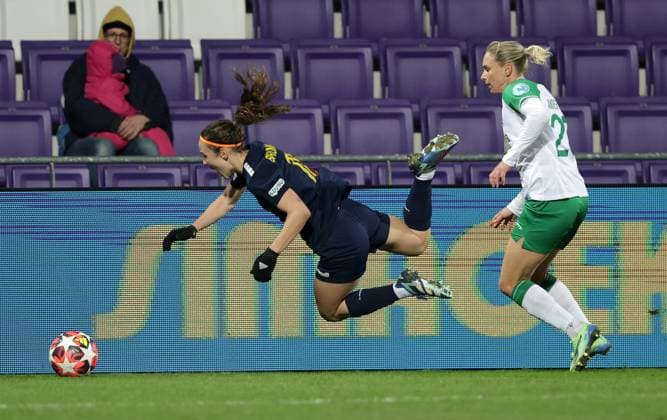 WOMEN SOCCER - UEFA CL, St.Poelten vs Hammarby VIENNA,AUSTRIA,18.DEC.24 - WOMEN SOCCER - UEFA Women s Champions League, group stage, SKN Sankt Poelten vs Hammarby IF. Image shows Melanie Brunnthaler (St.Poelten) and Jonna Andersson (Hammarby).  GEPAxpictures xWalterxLuger