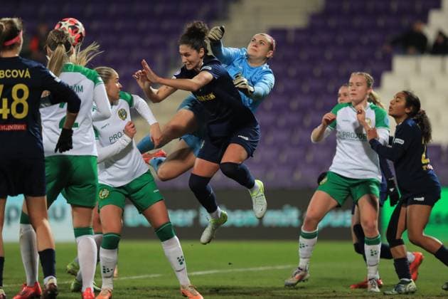 Vienna Austria, December 18th, 2024: Leonarda Balog (4 SKN St. Polten) and Carina Schluter (33 SKN St Polten) clash in the air after a corner kick during the UEFA Womens European Champions League match St Polten vs Hammarby at Viola Park Tom Seiss SPP (Tom Seiss SPP) Copyright: xTomxSeissx xSPPx spp-en-ToSeSp-20241217 St Polten vs Hammarby-6541