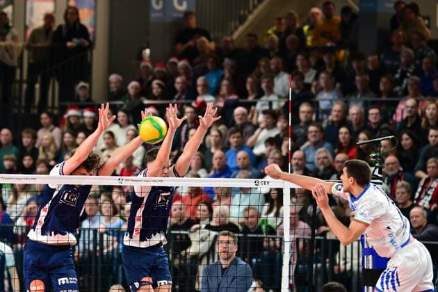 Volleyball I Men I Season 2024 2025 I Champions League Volley I 4th Round Leg 4 CLVM 84 I SVG Lüneburg Levski SOFIA I 18 12 2024 The attacking shot by Venislov ANTOV 18, Levski SOFIA goes into the double buck of l13 and Theo Mohwinkel 8, SVG Lüneburg from there unfortunately into the out Lüneburg LKH Arena Niedersachsen Germany Copyright: xLobeca AndreasxHannigx