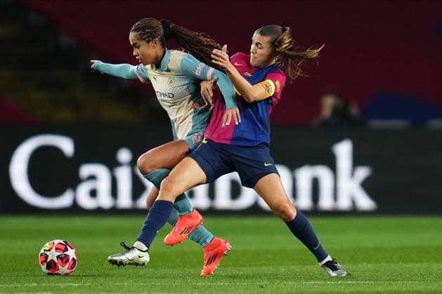 Mary Fowler of Manchester City and Patri Guijarro of FC Barcelona, Barca FC Barcelona v Manchester City. UEFA Women s Champions League match. Group D, date 6.Football, Lluis Companys Stadium, Barcelona, Spain - 18 December 2024 Editorial use only  Copyright: xBlanco Pressinphoto Shutterstockx 15016483ad