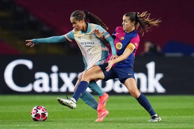 ESP: FC Barcelona, Barca v Manchester City. UEFA Women™s Champions League match. Mary Fowler of Manchester City and Patri Guijarro of FC Barcelona during the UEFA Women™s Champions League match, Group D, date 6, between FC Barcelona and Manchester City played at Lluis Companys Stadium on December 18, 2024 in Barcelona Spain. kpng Copyright: xBaguxBlancox xPRESSINPHOTOx PS_241218_BARW_MAN_049