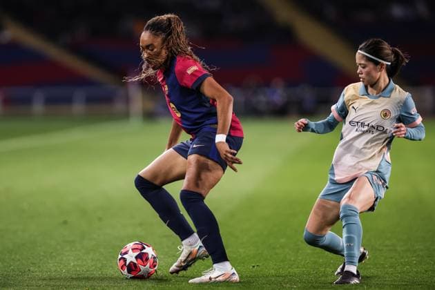 December 18, 2024, Barcelona, Barcelona, Spain: Salma Paralluelo of FC Barcelona, Barca Femenino and Yui Hasegawa of Manchester City FC in action during the UEFA WomenÃ¢â‚¬â ¢s Champions League Group Stage MD6, football match played between FC Barcelona and Manchester City FC at Estafi Olimpic Lluis Companys on December 18, 2024 in Barcelona, Spain. Barcelona Spain - ZUMAa181 20241218_zaa_a181_040 Copyright: xJavierxBorregox