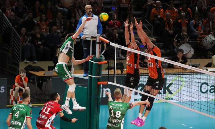 Cody Kessel in attack, Johannes Tille, Tobias Krick duel Match scene Action Sport Volleyball CEV Champions League Men Season 2024 2025 18 12 2024 BR Volleys Berlin BRV vs Greenyard Maaseik