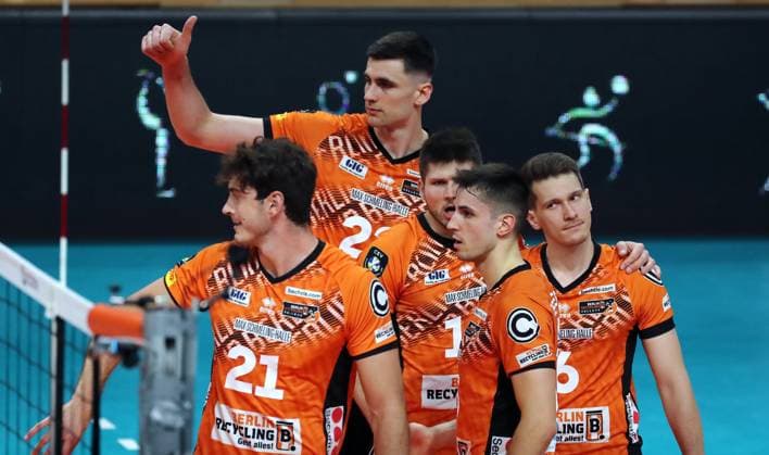 Tobias Krick, Jake Hanes, Ruben Schott, Moritz Reichert, Johannes Tille cheer after winning a set Joy Emotion Cheers Sport Volleyball CEV Champions League Mens Season 2024 2025 18 12 2024 BR Volleys Berlin BRV vs Greenyard Maaseik