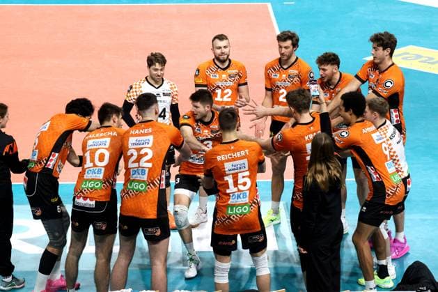 DEU, CEV Group A, BR Volleys vs Greenyard Masaik, 18 12 2024, Max Schmeling Halle, Berlin, DEU, CEV Group A, BR Volleys vs Greenyard Masaik, in the picture BR Volleys players circle, Ruben Schott BR Volleys 13 Photo Juergen Engler nordphoto GmbH nordphotoxGmbHx xEngler nph00076