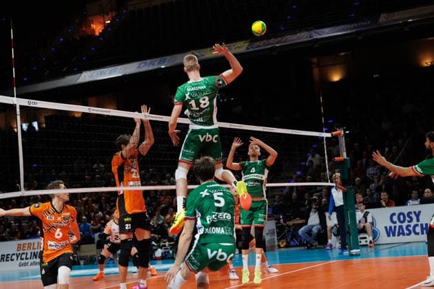 Alex Saaremaa VC Greenyard Maaseik, 18 , Cody Kessel VC Greenyard Maaseik, 05 , and Renet Vanker VC Greenyard Maaseik, 04 , with the ball at the net,BRVolleys vs Greenyard Maaseik, Champions League, 2024 12 18 Berlin Berlin Land Copyright: xFootxBowl ThomasxSobotzkix