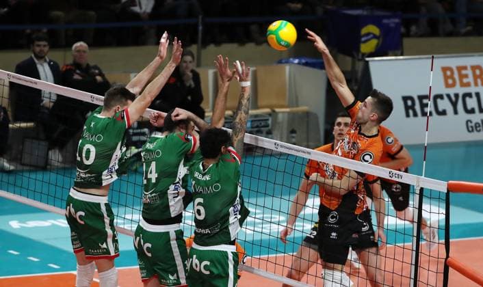 Moritz Reichert in attack, Jolan Cox, Miguel Angel, Francisco Iribarne duel Match scene Action Sport Volleyball CEV Champions League Men Season 2024 2025 18 12 2024 BR Volleys Berlin BRV vs Greenyard Maaseik