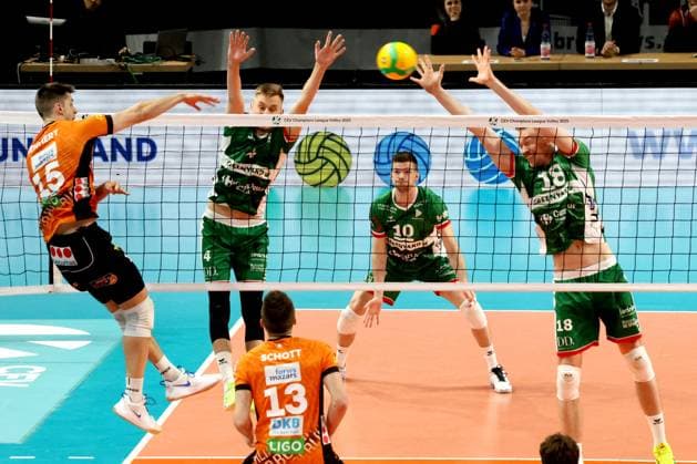 DEU, CEV Group A, BR Volleys vs Greenyard Masaik, 18 12 2024, Max Schmeling Halle, Berlin, DEU, CEV Group A, BR Volleys vs Greenyard Masaik, in the picture Moritz Reichert BR Volleys 15 , Renet Vanker Greenyard 4 , Alex Saaremaa Greenyard 18 Photo Juergen Engler nordphoto GmbH nordphotoxGmbHx xEngler nph00076