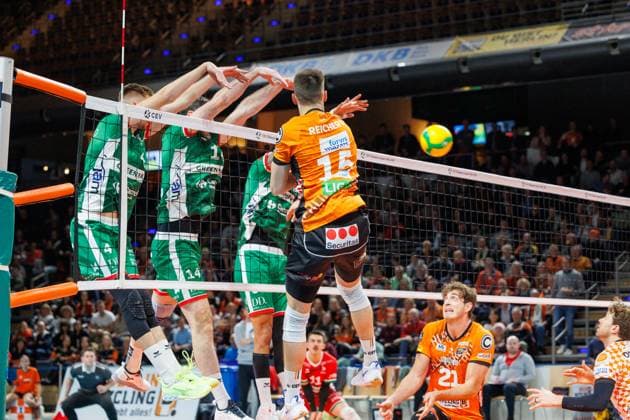 Block by Greenyard, Moritz Reichert BR Volleys, 15 has smashed the ball, BRVolleys vs Greenyard Maaseik, Champions League, 2024 12 18 Berlin Berlin Land Copyright: xFootxBowl ThomasxSobotzkix
