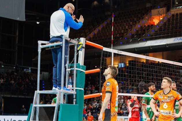 Ruben Schott BR Volleys, 13 in conversation with the referee, BR Volleys vs Greenyard Maaseik, Champions League, 2024 12 18 Berlin Berlin Land Copyright: xFootxBowl ThomasxSobotzkix