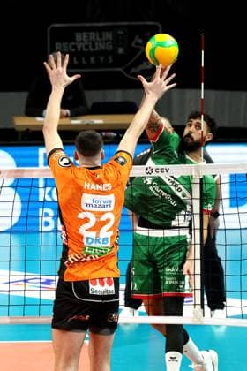 DEU, CEV Group A, BR Volleys vs Greenyard Masaik, 18 12 2024, Max Schmeling Halle, Berlin, DEU, CEV Group A, BR Volleys vs Greenyard Masaik, in the picture Jake Hanes BR Volleys 22 , Francisco Iribarne Greenyard 6 Photo Juergen Engler nordphoto GmbH nordphotoxGmbHx xEngler nph00076
