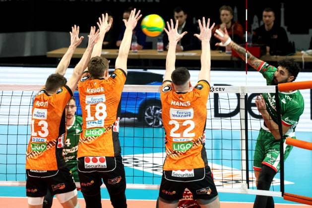 DEU, CEV Group A, BR Volleys vs Greenyard Masaik, 18 12 2024, Max Schmeling Halle, Berlin, DEU, CEV Group A, BR Volleys vs Greenyard Masaik, in the picture Ruben Schott BR Volleys 13 , Florian Krage BR Volleys 18 , Jake Hanes BR Volleys 22 , Francisco Iribarne Greenyard 6 Photo Juergen Engler nordphoto GmbH nordphotoxGmbHx xEngler nph00076